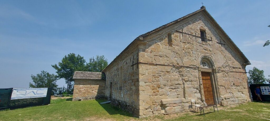 Operazioni di restauro della Pieve di Toano