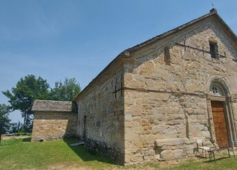 Operazioni di restauro della Pieve di Toano