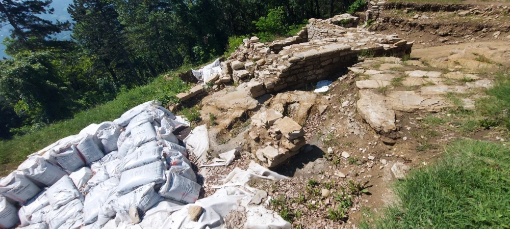 Operazioni di restauro della Pieve di Toano