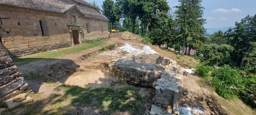 Operazioni di restauro della Pieve di Toano