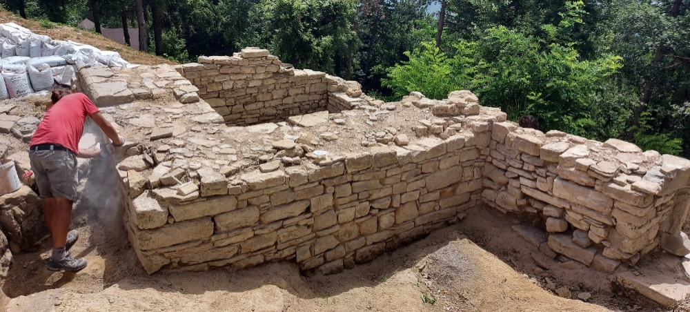 Operazioni di restauro della Pieve di Toano