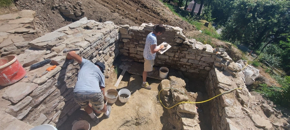 Operazioni di restauro della Pieve di Toano