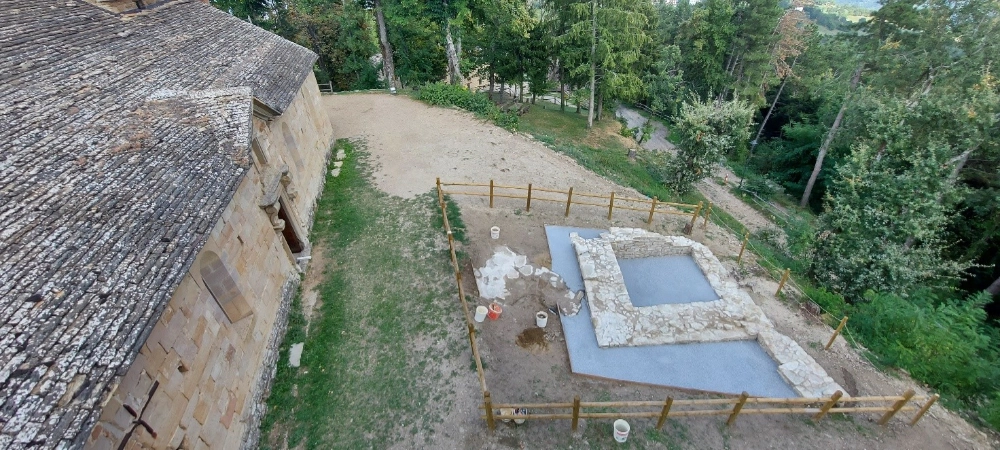 Operazioni di restauro della Pieve di Toano